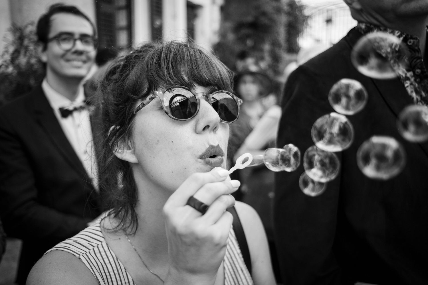 TLOOK photographe de mariage de style documentaire, Saint-Paul-de-Vence en France fin de la cérémonie sortie de l'église bulles