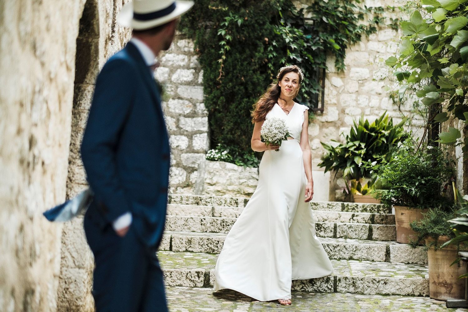 TLOOK photographe de mariage de style documentaire, Saint-Paul-de-Vence en France portraits des mariés