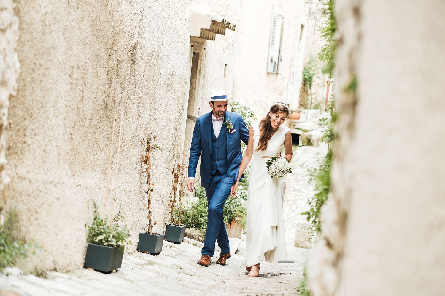 TLOOK photographe de mariage de style documentaire, Saint-Paul-de-Vence en France portraits des mariés