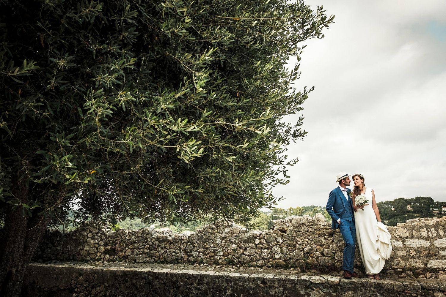 TLOOK photographe de mariage de style documentaire, Saint-Paul-de-Vence en France portraits des mariés