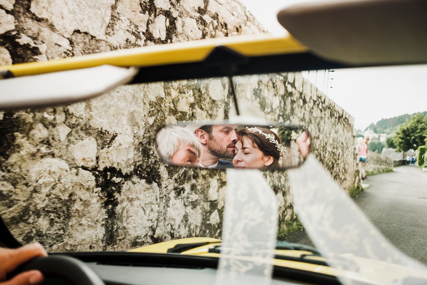 TLOOK photographe de mariage de style documentaire, Saint-Paul-de-Vence en France portraits des mariés