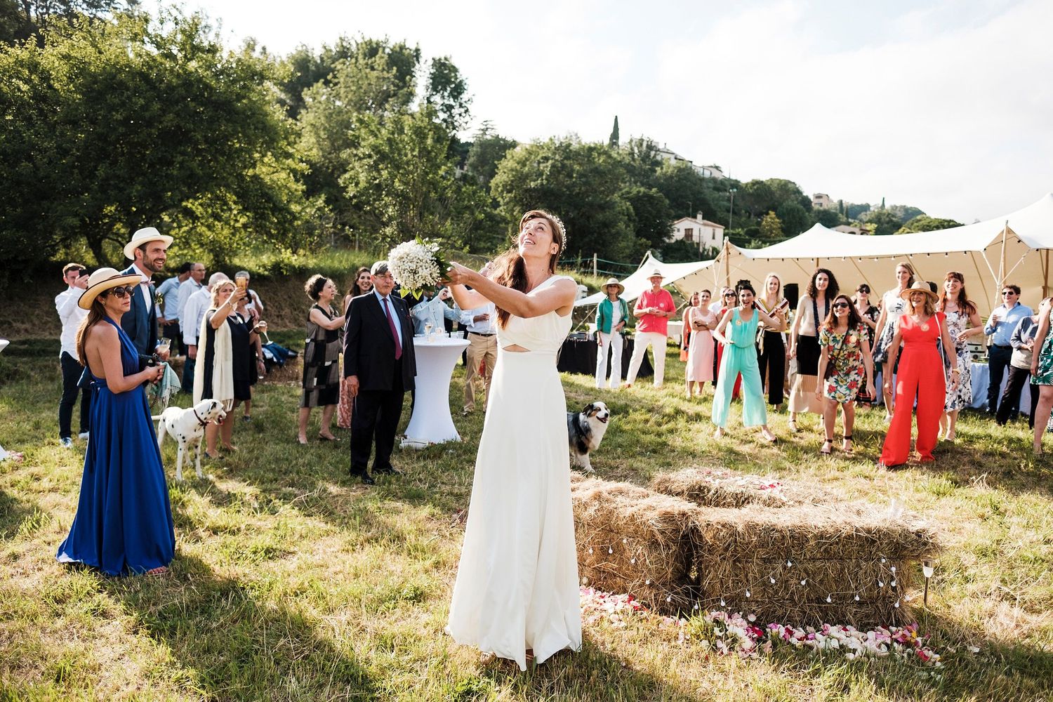 TLOOK photographe de mariage de style documentaire, Saint-Paul-de-Vence en France cocktail jeté du bouquet