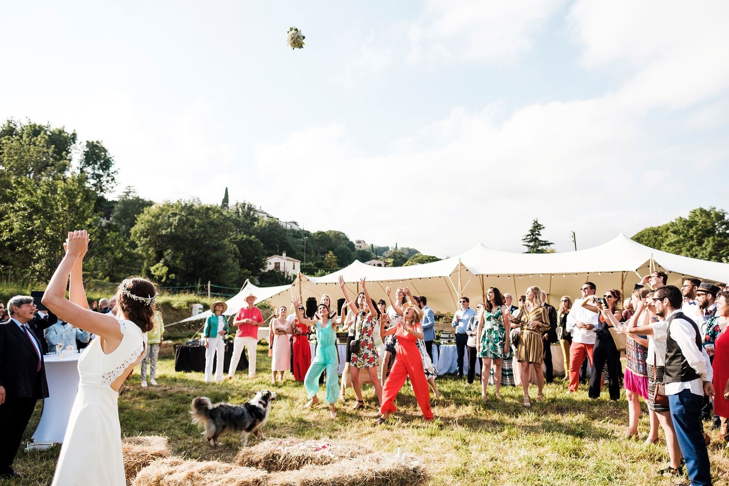 TLOOK photographe de mariage de style documentaire, Saint-Paul-de-Vence en France cocktail jeté du bouquet