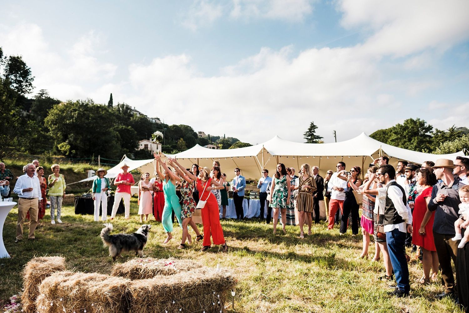 TLOOK photographe de mariage de style documentaire, Saint-Paul-de-Vence en France cocktail jeté du bouquet
