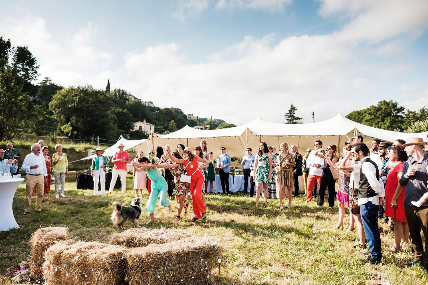 TLOOK photographe de mariage de style documentaire, Saint-Paul-de-Vence en France cocktail jeté du bouquet