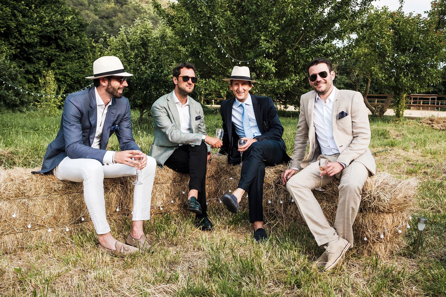 TLOOK photographe de mariage de style documentaire, Saint-Paul-de-Vence en France cocktail portraits des invités
