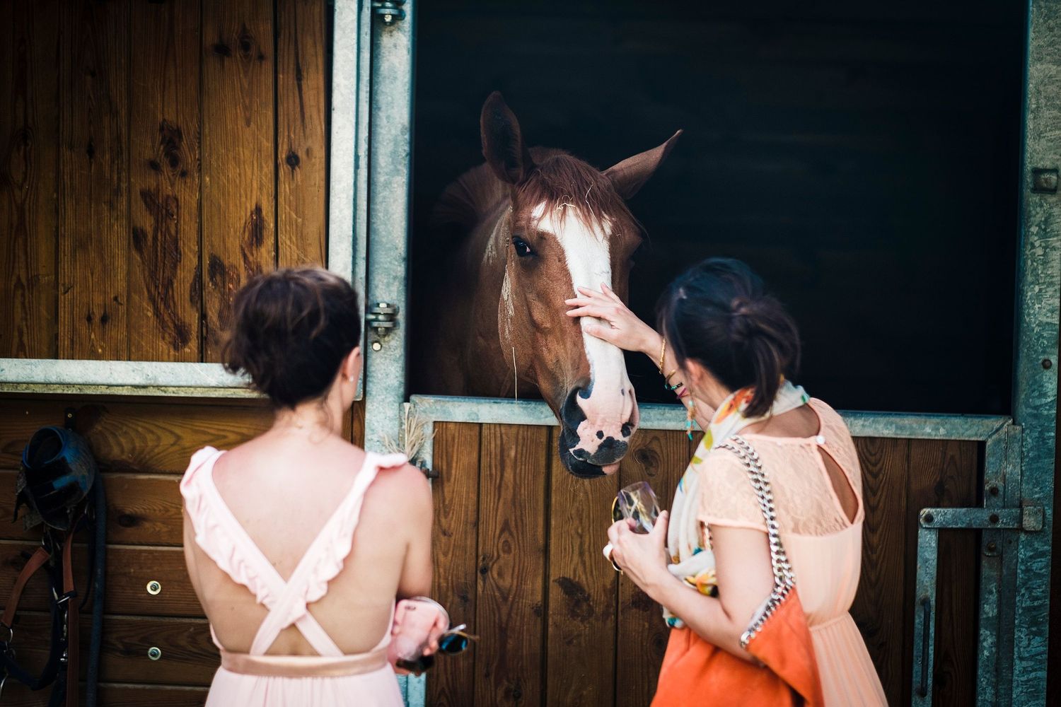 TLOOK photographe de mariage de style documentaire, Saint-Paul-de-Vence en France cocktail portraits des invités avec le cheval