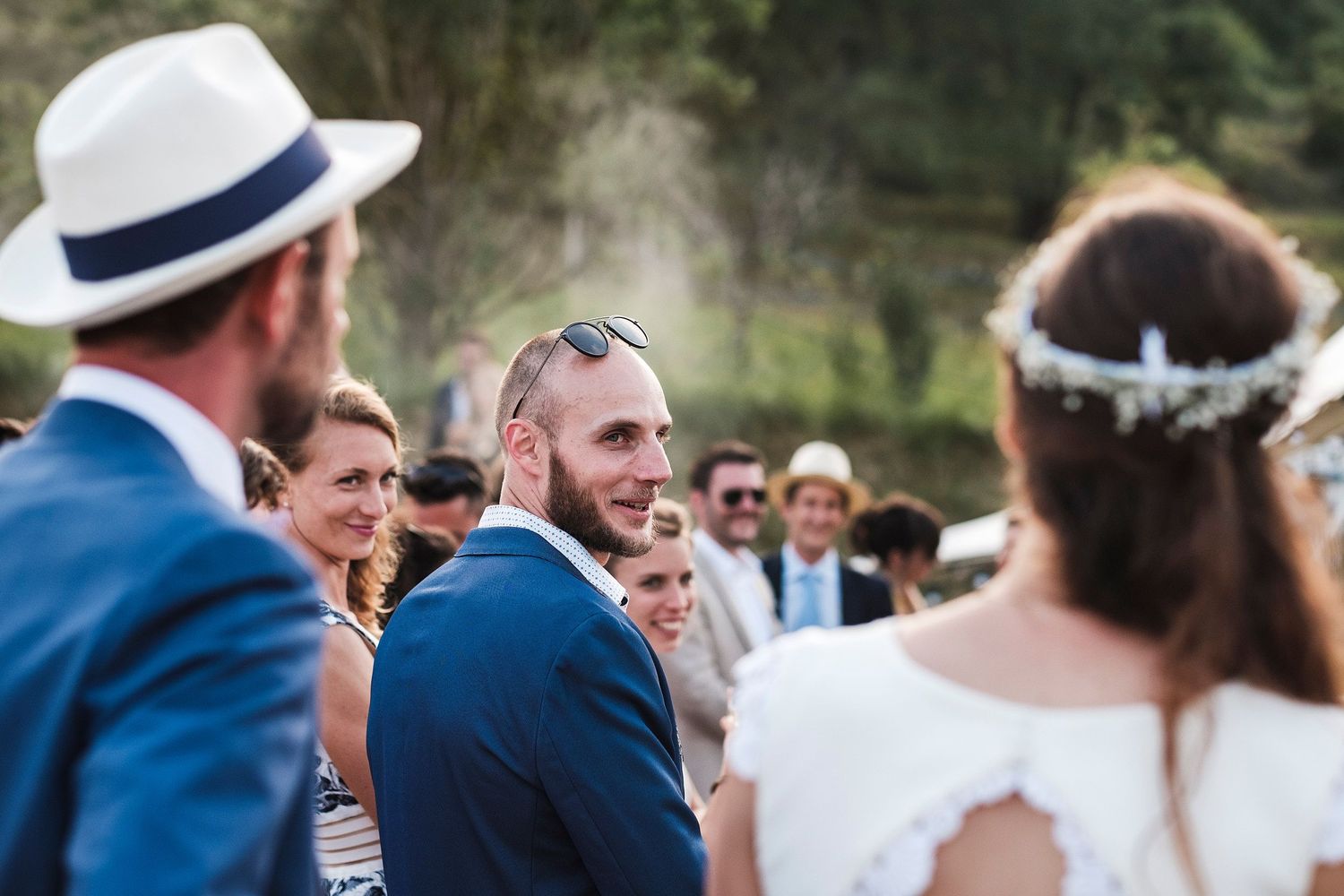 TLOOK photographe de mariage de style documentaire, Saint-Paul-de-Vence en France cocktail portraits des invités