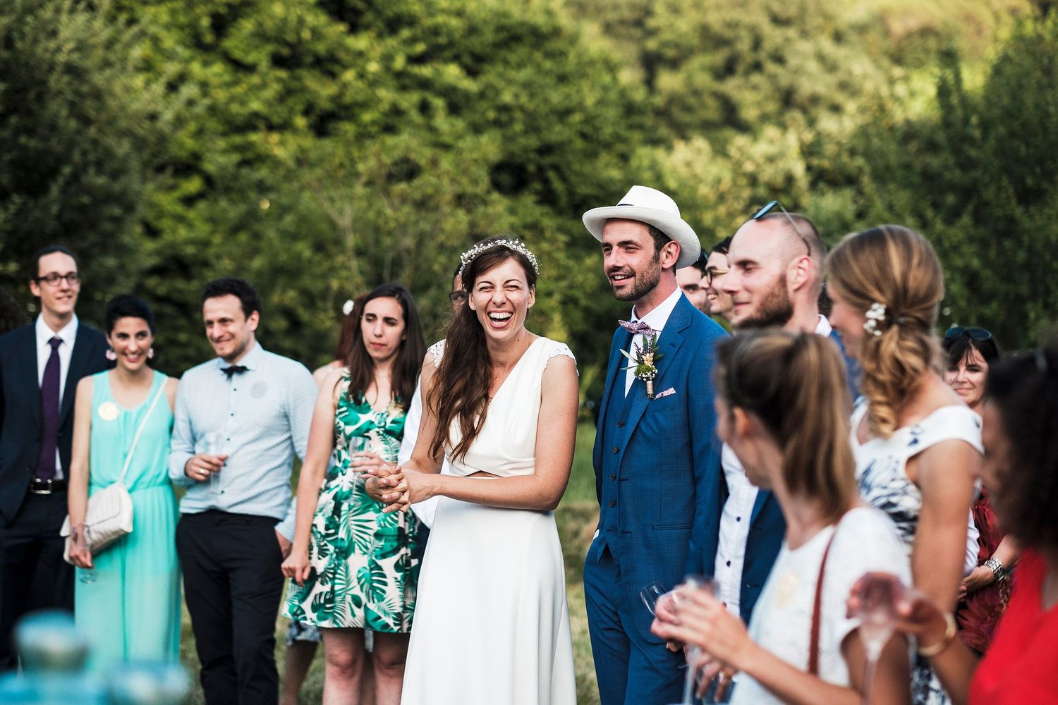 TLOOK photographe de mariage de style documentaire, Saint-Paul-de-Vence en France cocktail les mariés rigolent