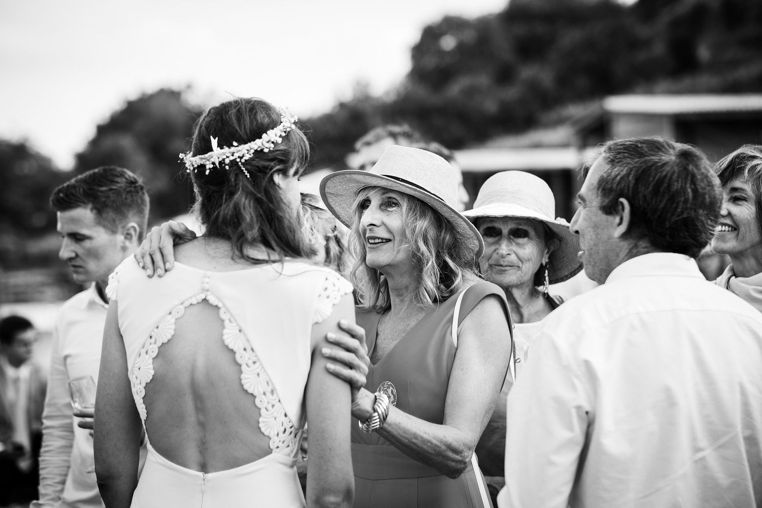 TLOOK photographe de mariage de style documentaire, Saint-Paul-de-Vence en France cocktail la maman félicite la mariée