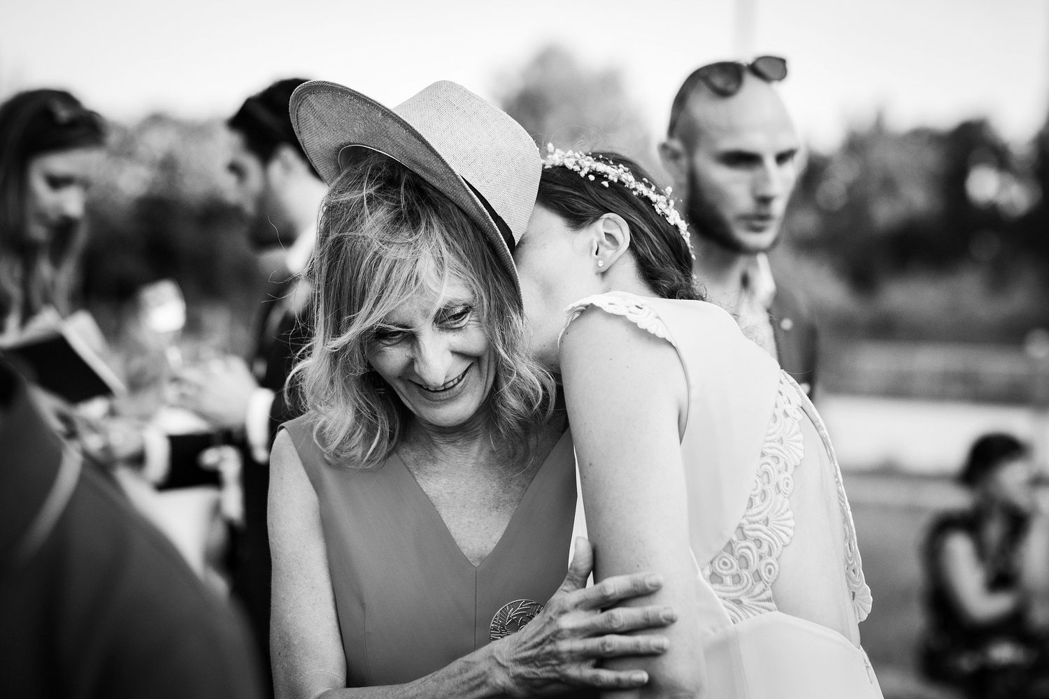 TLOOK photographe de mariage de style documentaire, Saint-Paul-de-Vence en France cocktail la mariée embrasse sa maman