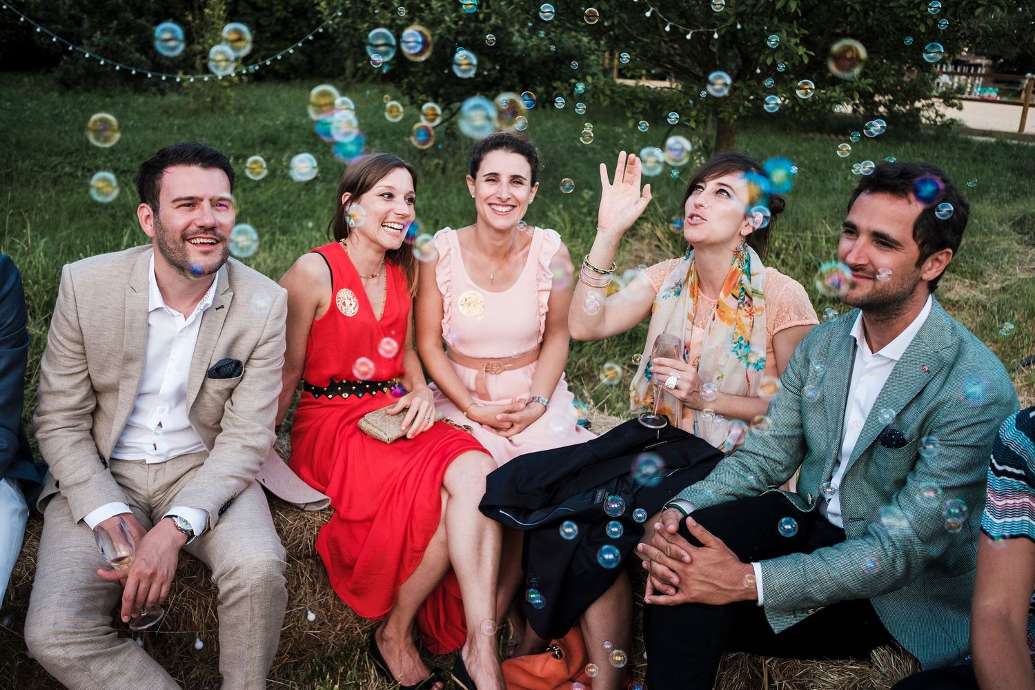 TLOOK photographe de mariage de style documentaire, Saint-Paul-de-Vence en France soirée groupes photos