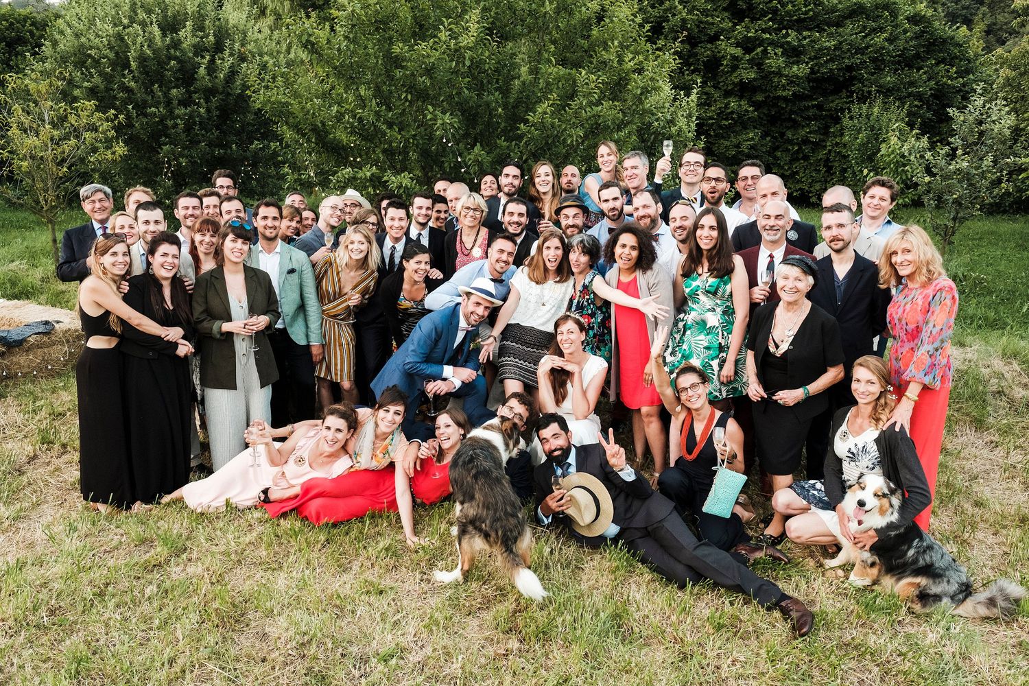 TLOOK photographe de mariage de style documentaire, Saint-Paul-de-Vence en France soirée groupes photos