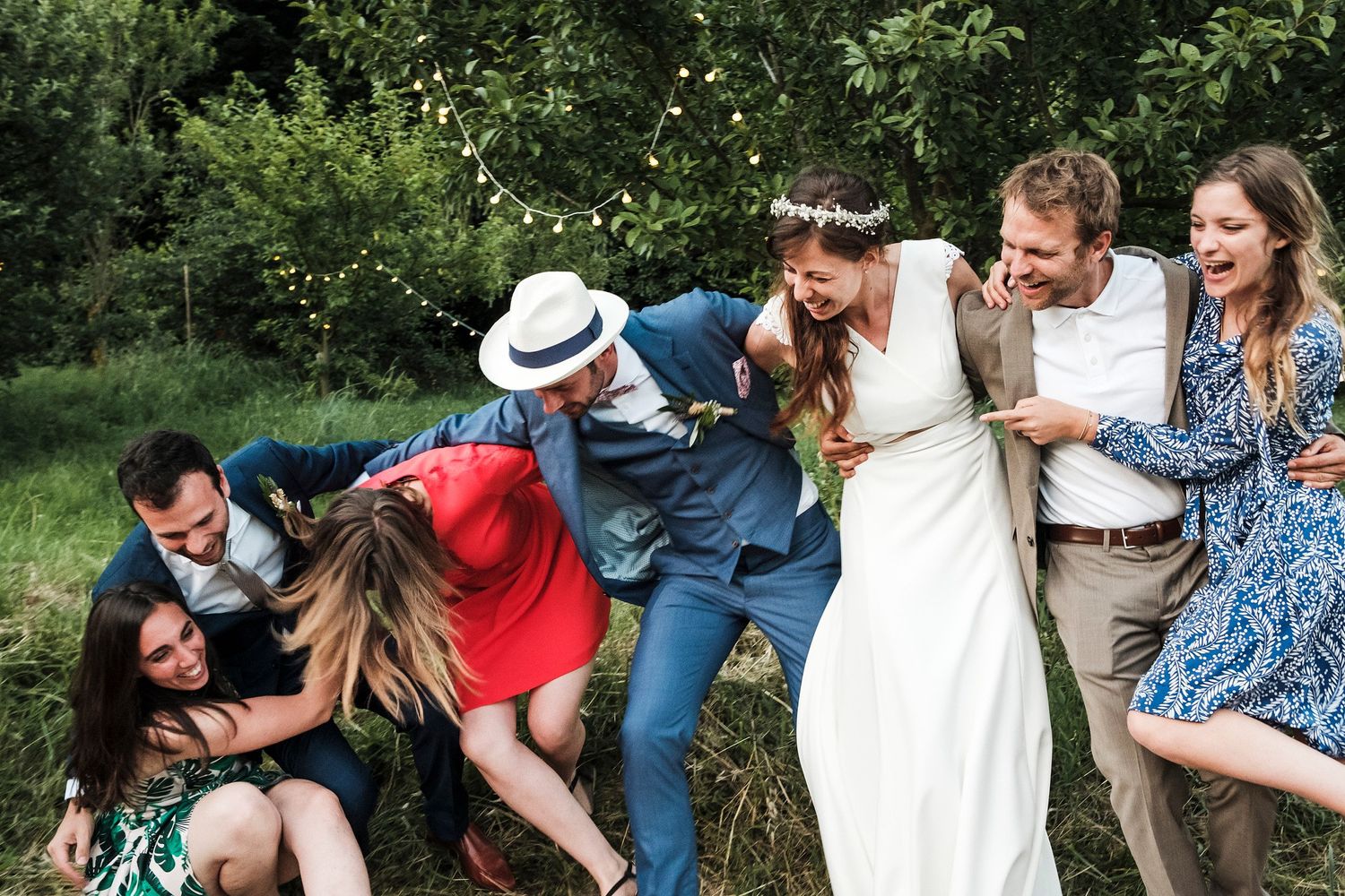 TLOOK photographe de mariage de style documentaire, Saint-Paul-de-Vence en France soirée groupes photos