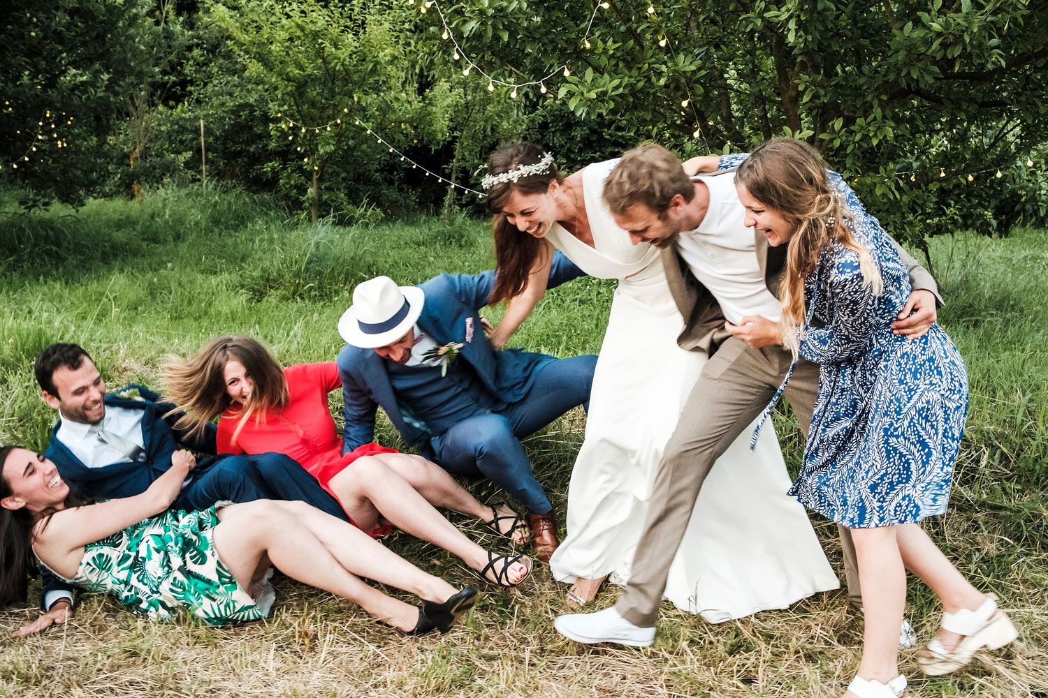 TLOOK photographe de mariage de style documentaire, Saint-Paul-de-Vence en France soirée groupes photos