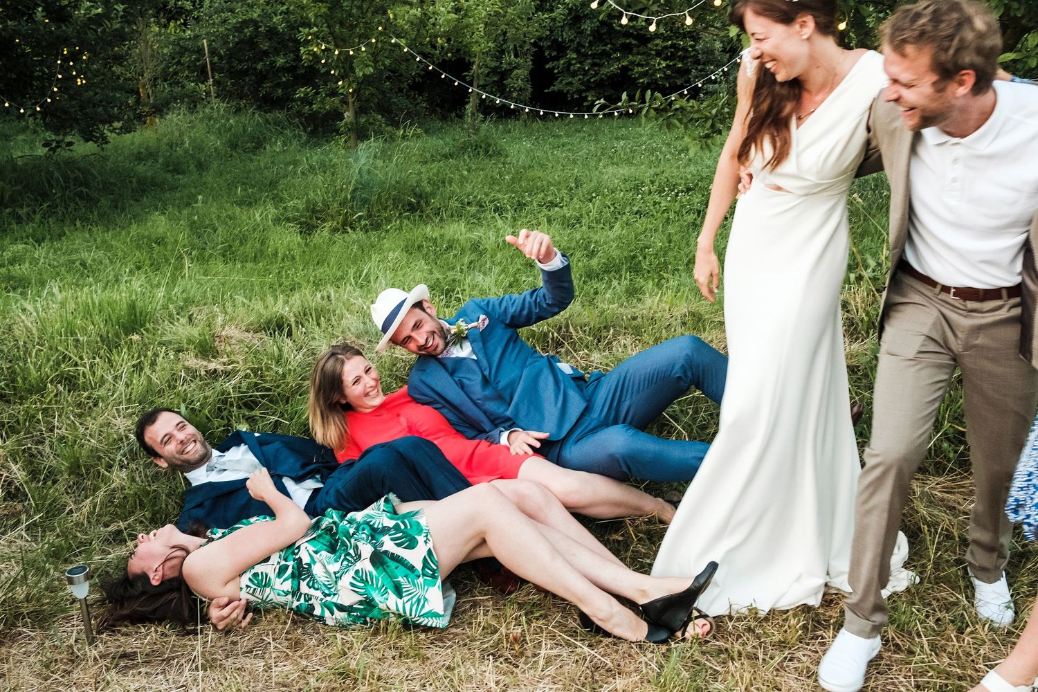 TLOOK photographe de mariage de style documentaire, Saint-Paul-de-Vence en France soirée groupes photos
