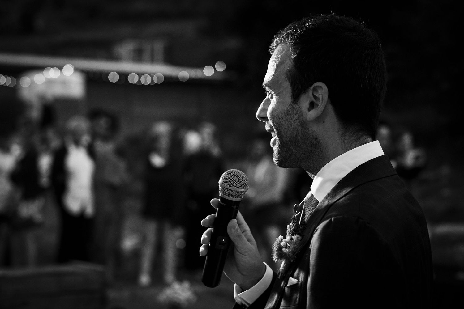 TLOOK photographe de mariage de style documentaire, Saint-Paul-de-Vence en France soirée discours du témoin