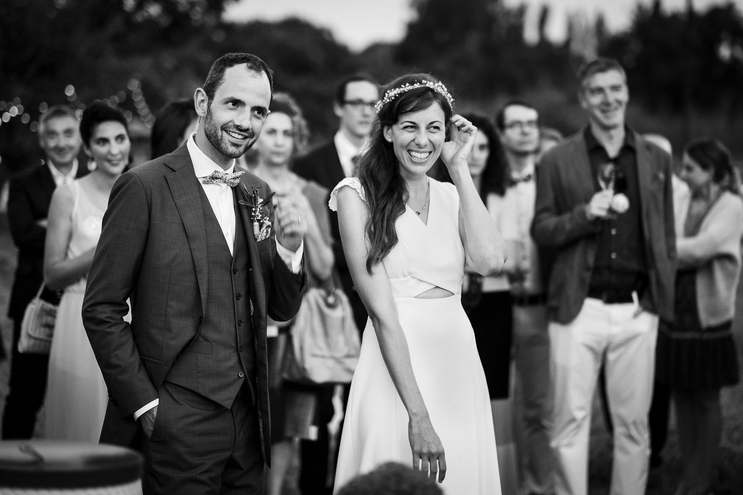 TLOOK photographe de mariage de style documentaire, Saint-Paul-de-Vence en France soirée discours portraits des mariés qui rigolent