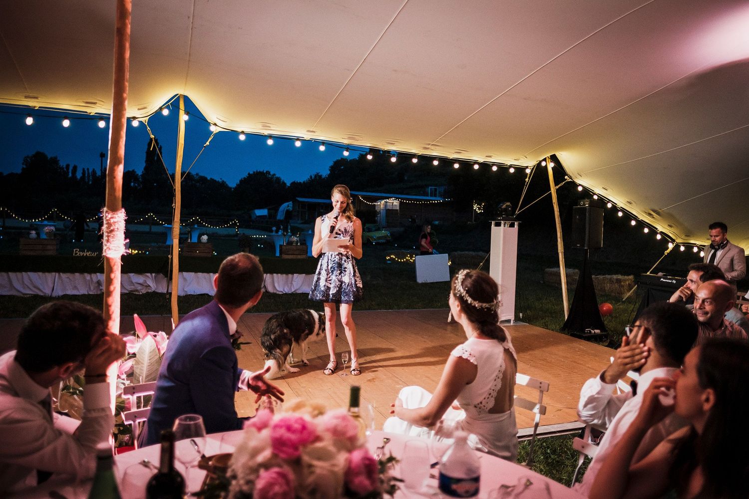 TLOOK photographe de mariage de style documentaire, Saint-Paul-de-Vence en France soirée discours de la soeur