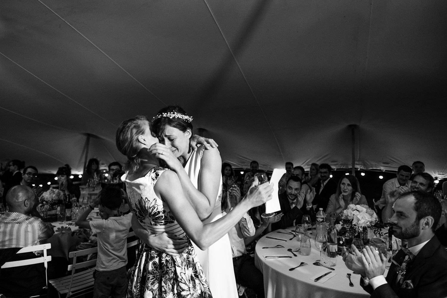 TLOOK photographe de mariage de style documentaire, Saint-Paul-de-Vence en France soirée la mariée dans les bras de sa soeur