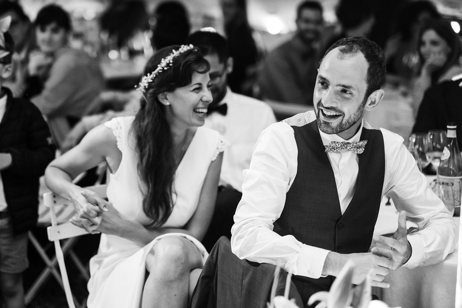 TLOOK photographe de mariage de style documentaire, Saint-Paul-de-Vence en France soirée portraits des mariés qui rigolent