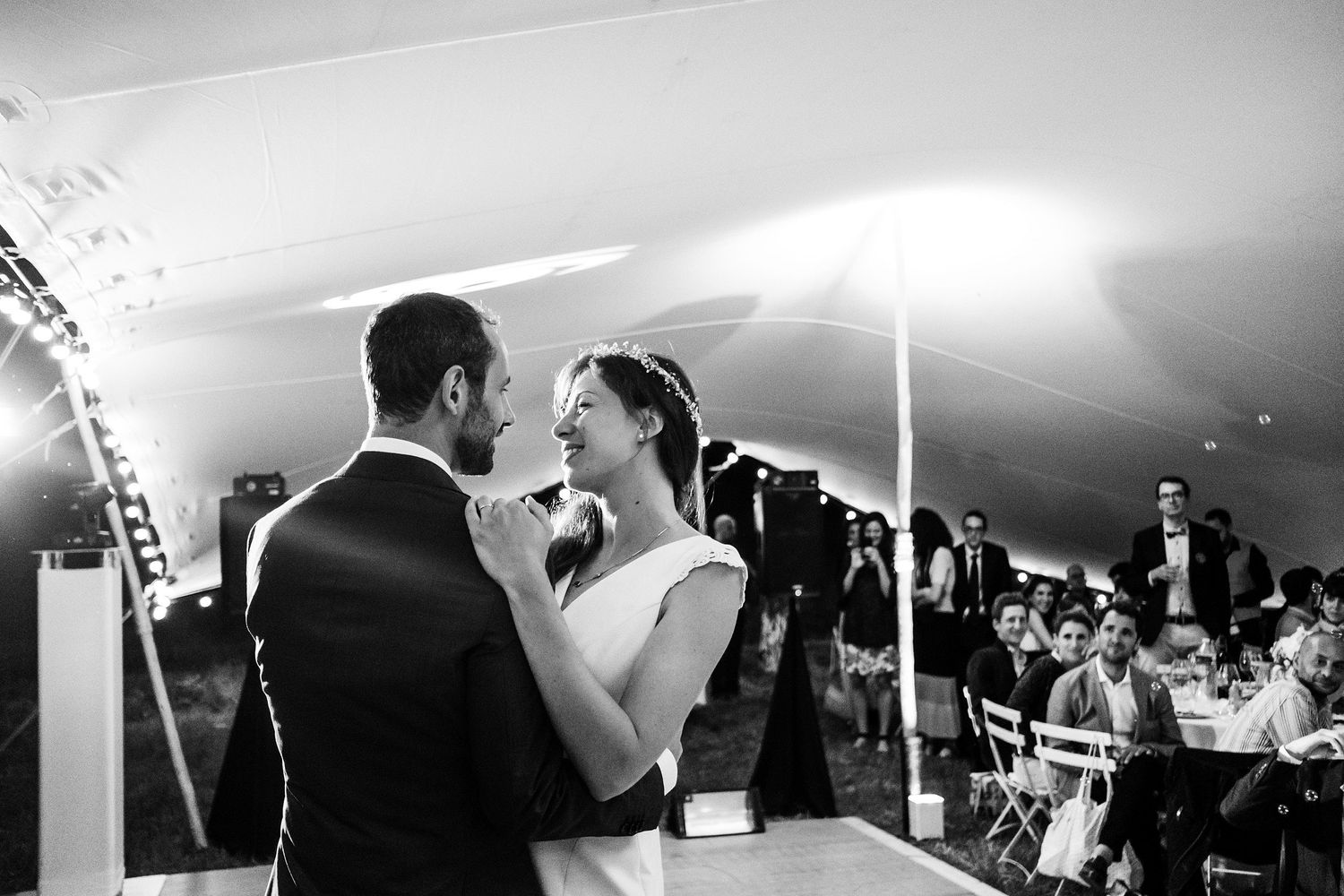 TLOOK photographe de mariage de style documentaire, Saint-Paul-de-Vence en France soirée première danse