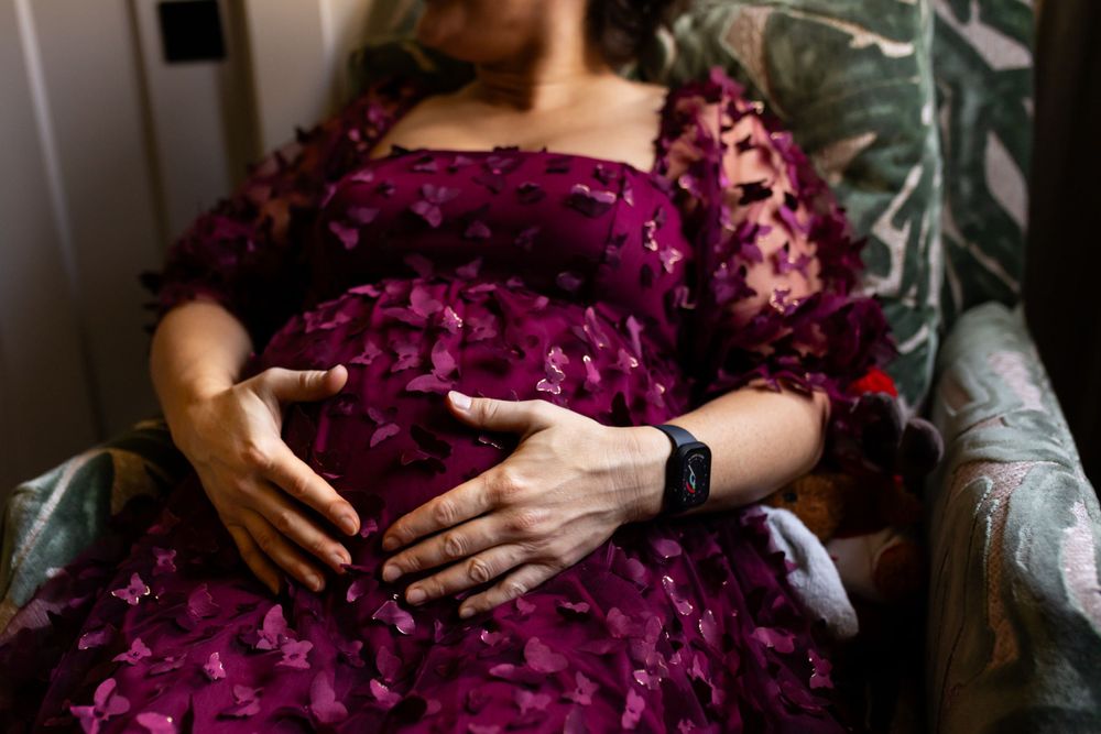 moody maternity photographer
