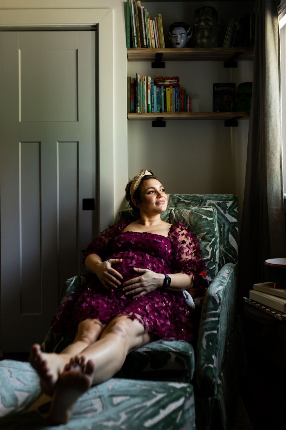 moody maternity photographer