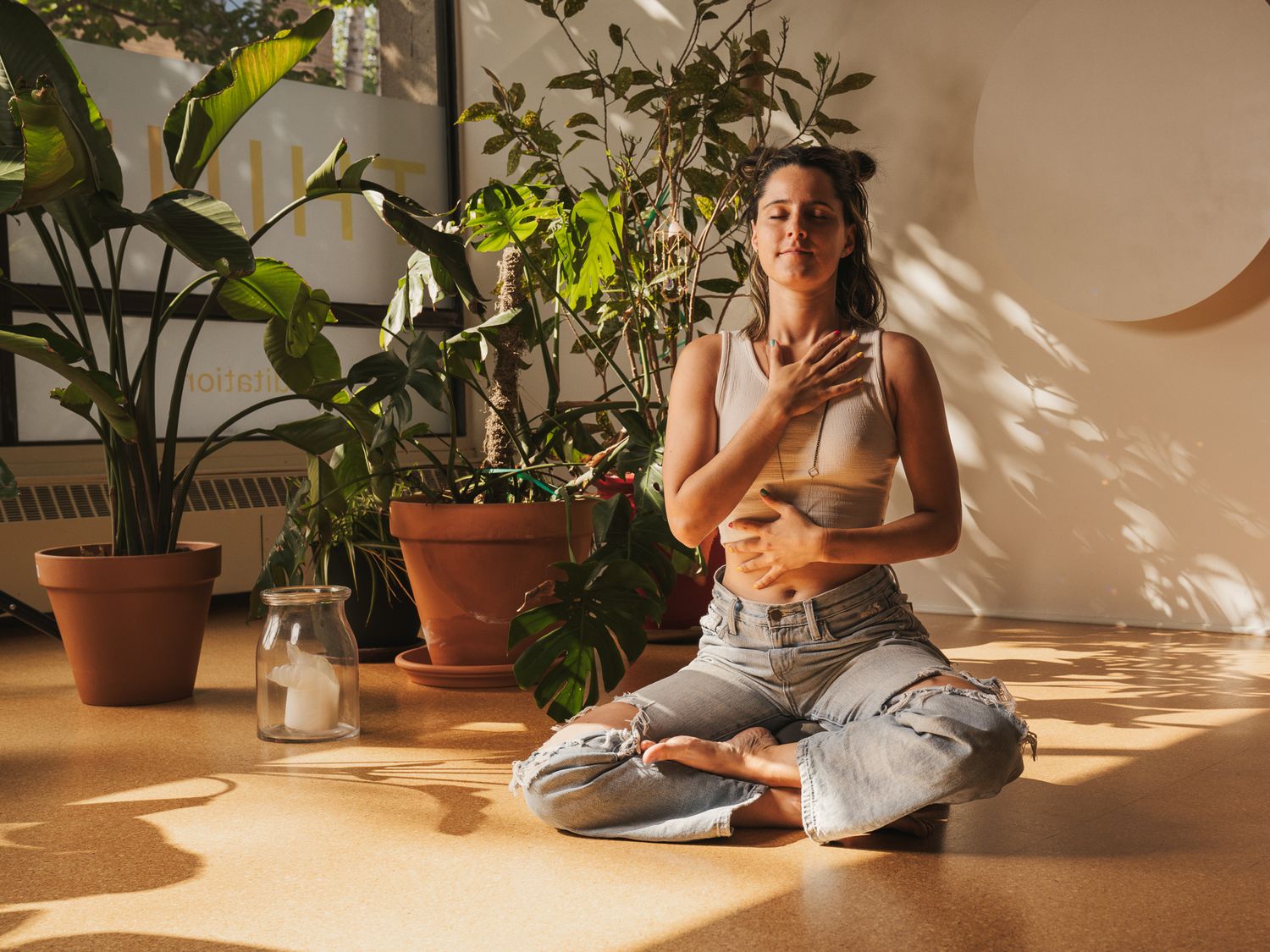 Yoga studio Sage plante d'intérieur pilates thé tapis position tonus femme Gaelle Tremblay
