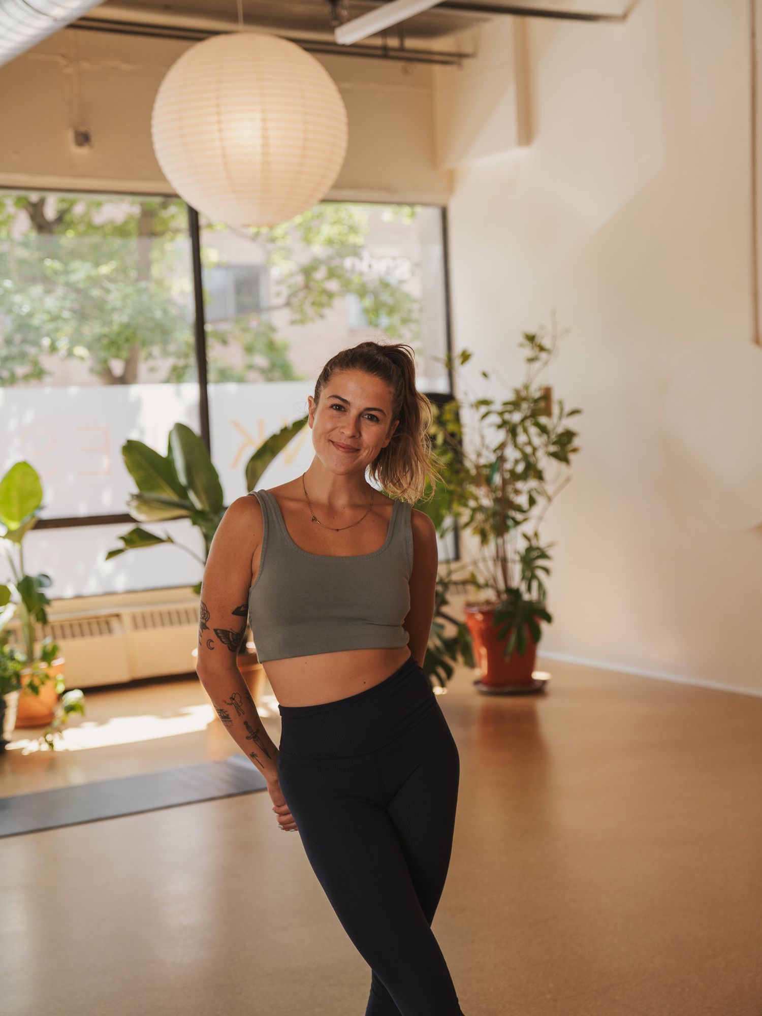 Yoga studio Sage plante d'intérieur pilates thé tapis position tonus Gaelle Tremblay