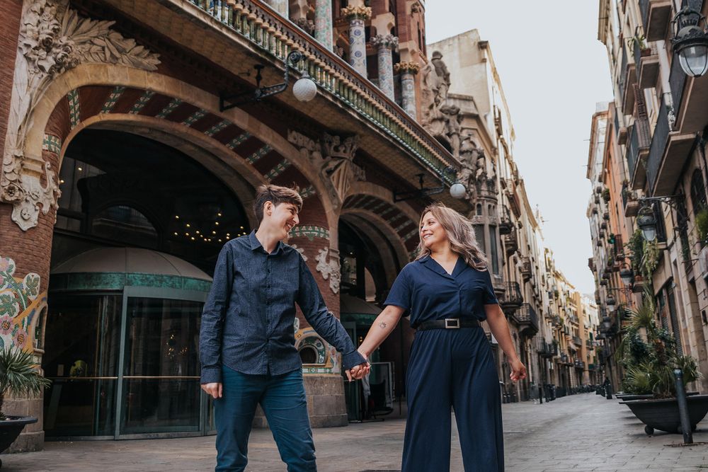 engagement couple photoshoot photo session in Palacio de la musica Barcelona