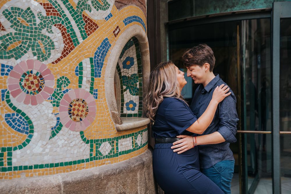 engagement couple photoshoot photo session in Palacio de la musica Barcelona