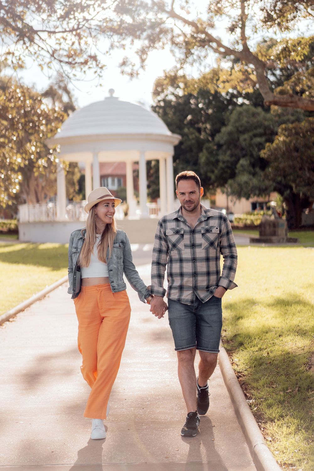 couples photoshoot in front of Rotunda in Mosman