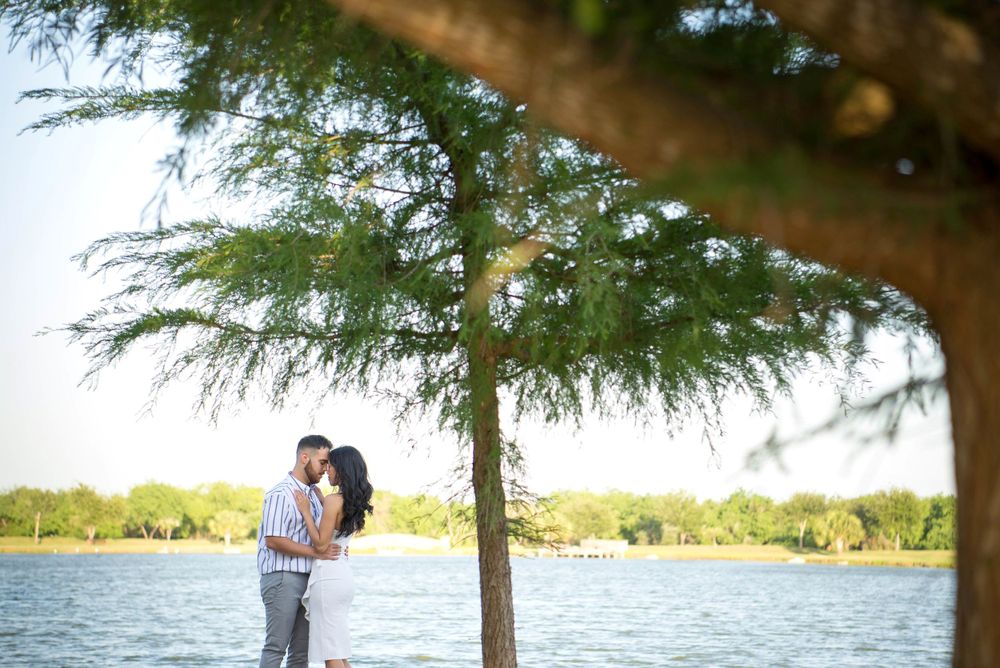 Couple kissing next to a lake under the tree at rancho Guadalupe edinburg texas