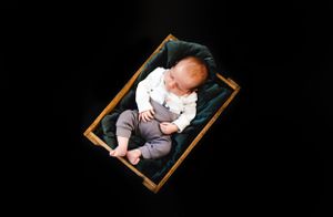Baby liegt in Kiste - Studio Aufnahme