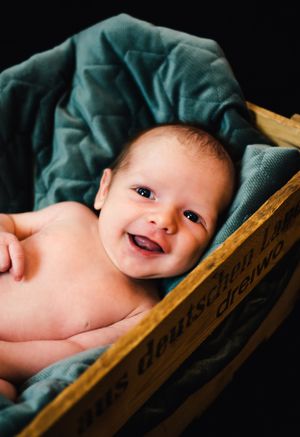 Lachendes Baby in Kiste