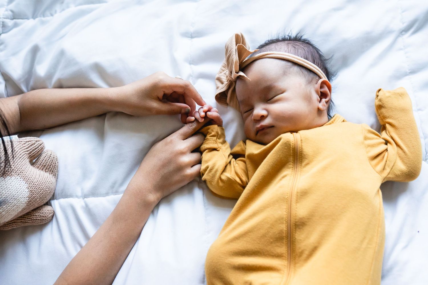 newborn and sibling photo holding a finger