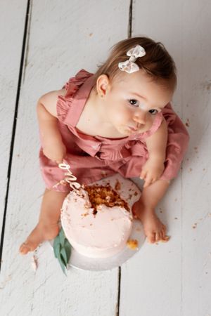 Séance photo Smash the Cake à Neuchâtel – Un moment magique où votre bébé explore un gâteau pour son premier anniversaire