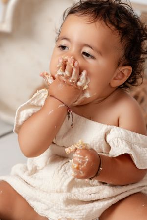 Smash the Cake Neuchâtel – Le moment où votre enfant s’amuse avec son gâteau d’anniversaire, capturé en photo