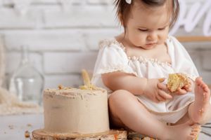 Séance Smash the Cake à Neuchâtel – Offrez à votre enfant un souvenir unique et pétillant de son premier anniversaire