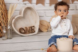 Séance photo Smash the Cake à Neuchâtel – De la gourmandise et des rires pour immortaliser l'anniversaire de votre bébé