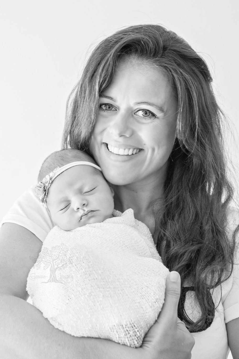 Best Gold Coast baby whisperer for unsettled newborn photography sessions.