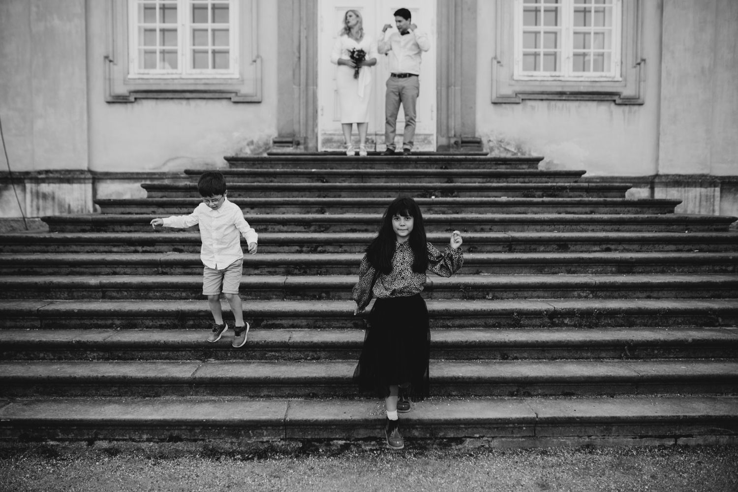 A couple on their wedding day with their children in Frederiksberg Have in Copenhagen