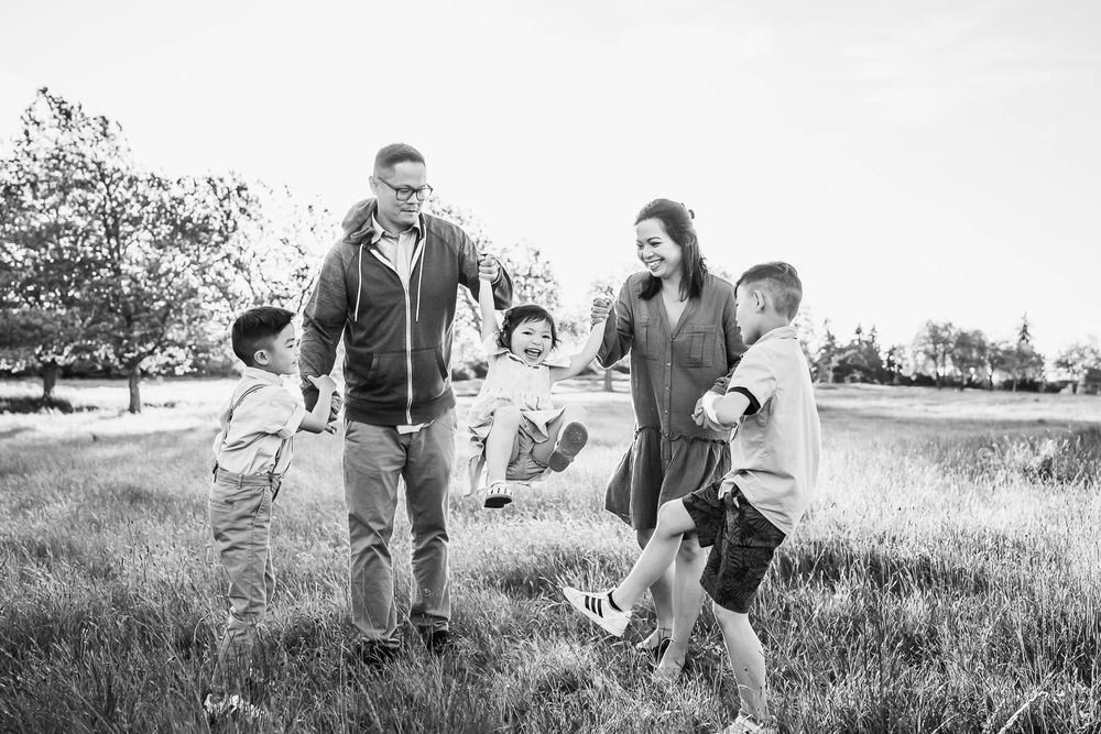 Seattle family photographer captures smiling family at sunset