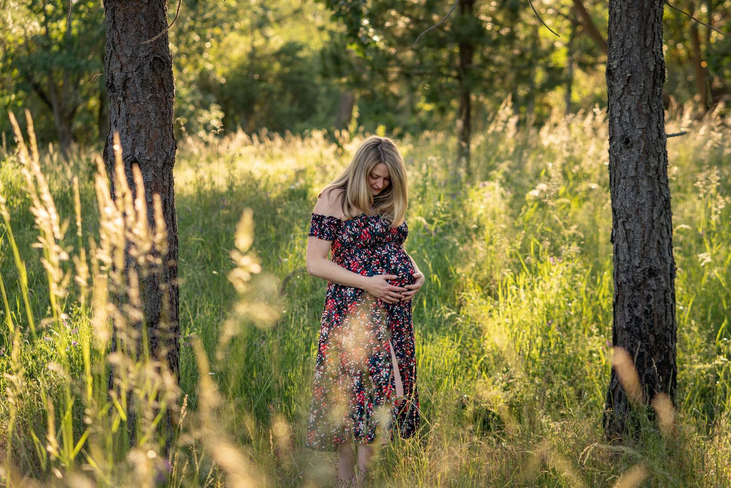 Golden-hour maternity shoot in meadow with wildflowers, dreamy Oregon landscape, Pacific Northwest vibes.