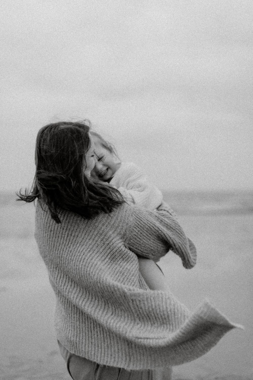 mamma och dotter vid havet