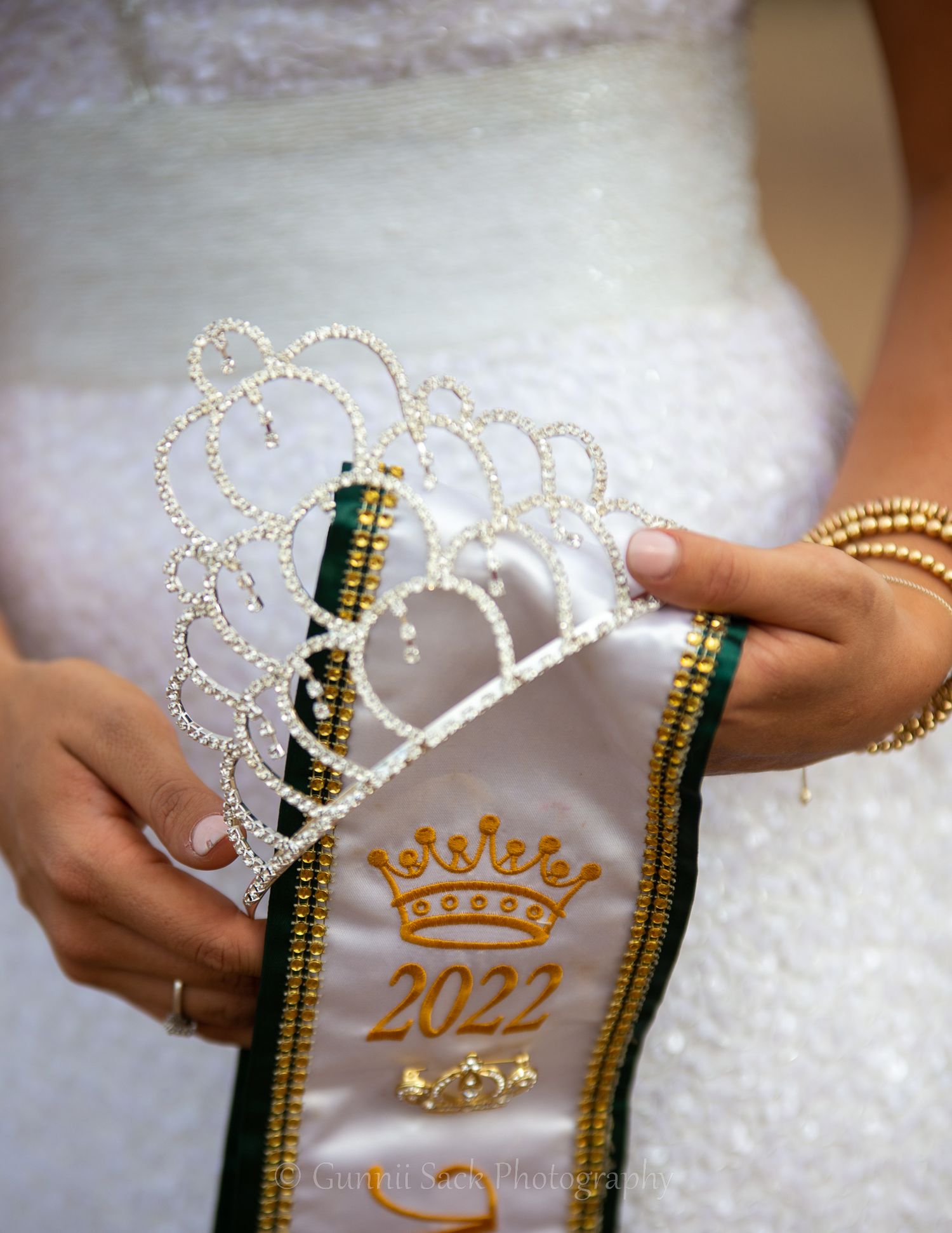 gunnii sack photography, graduation photo surfing, lake shoot, class of 2022, calaveras, miss calaveras