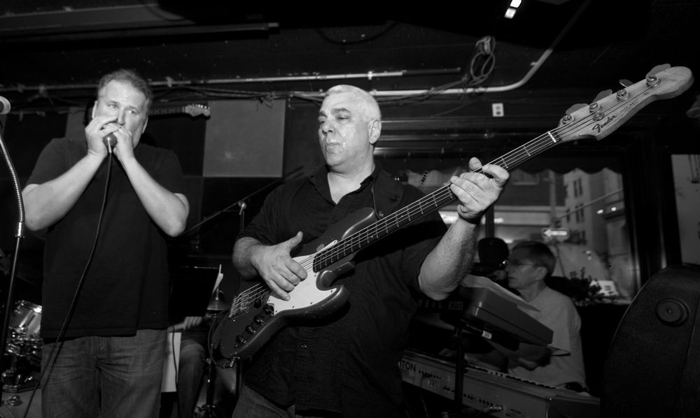 Harmonica player with the lead guitarist