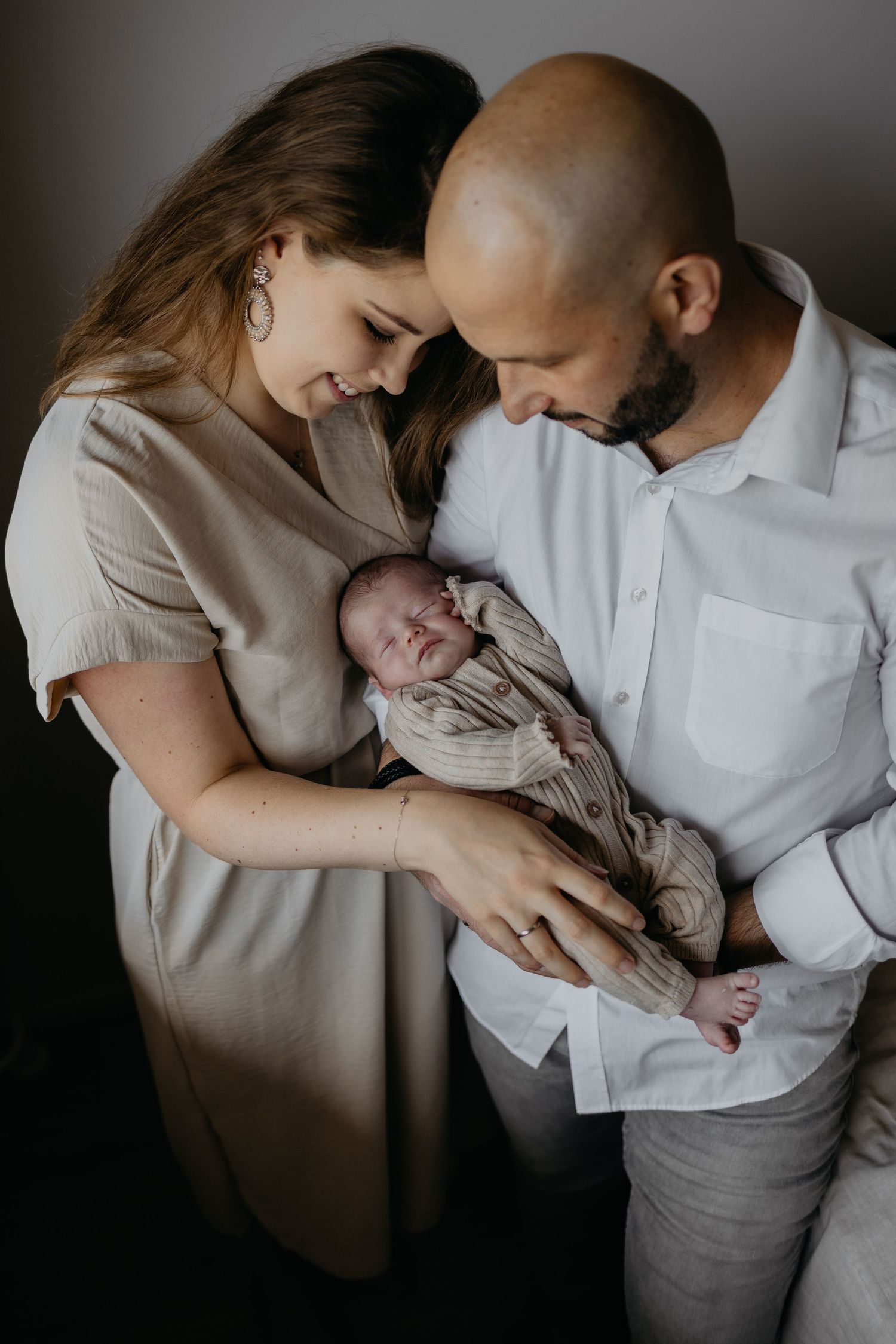 baby en zijn ouders tijdens newbornshoot in kleur