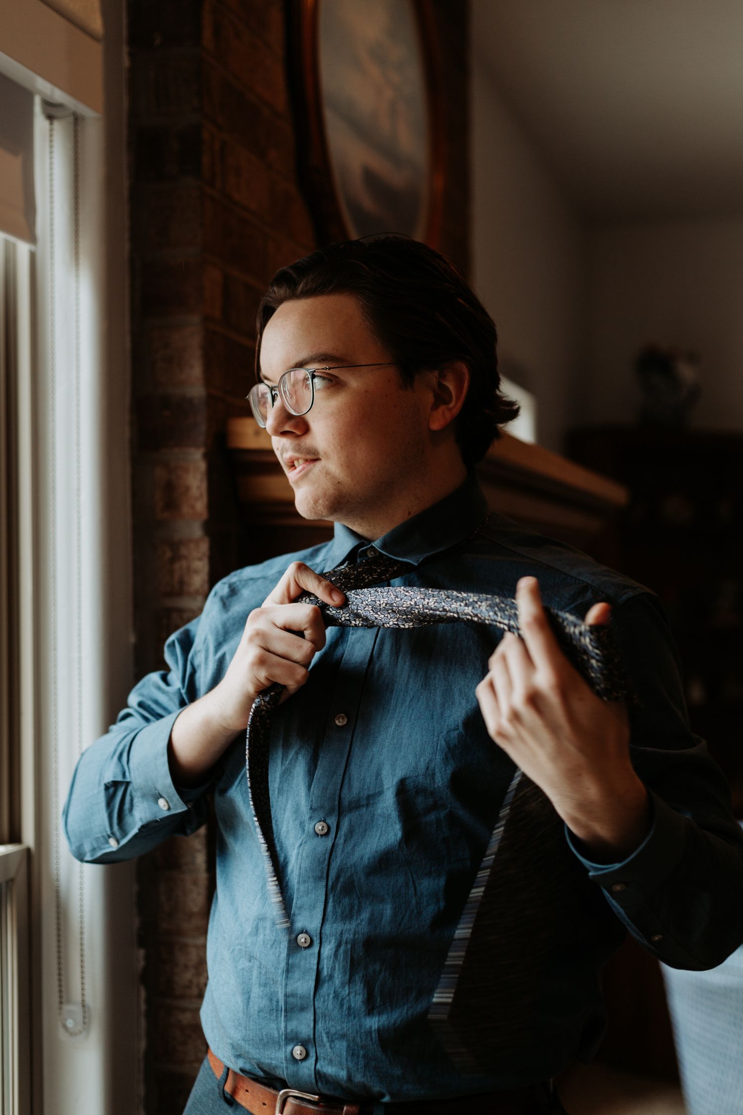 Senior photos in the Kansas City metro by a local senior photographer – modern outdoor portraits with authentic, natural poses.